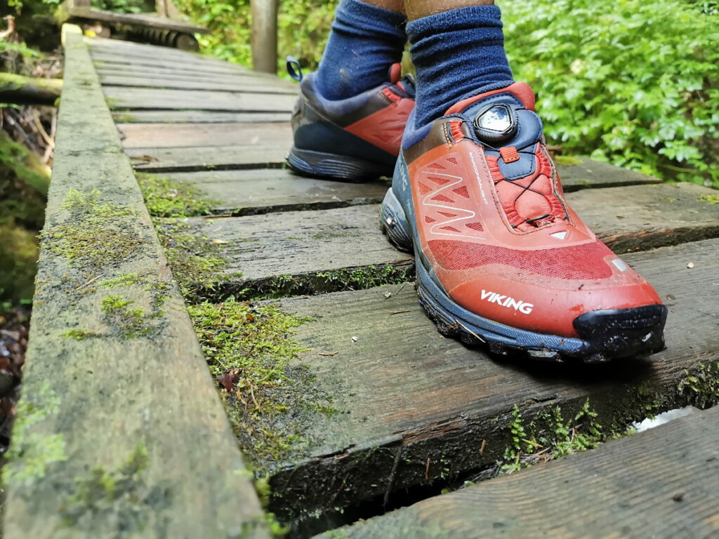 Hier brauchst du echt gute Wanderschuhe mit rutschfester Sohle - das nasse Holz ist glatt!