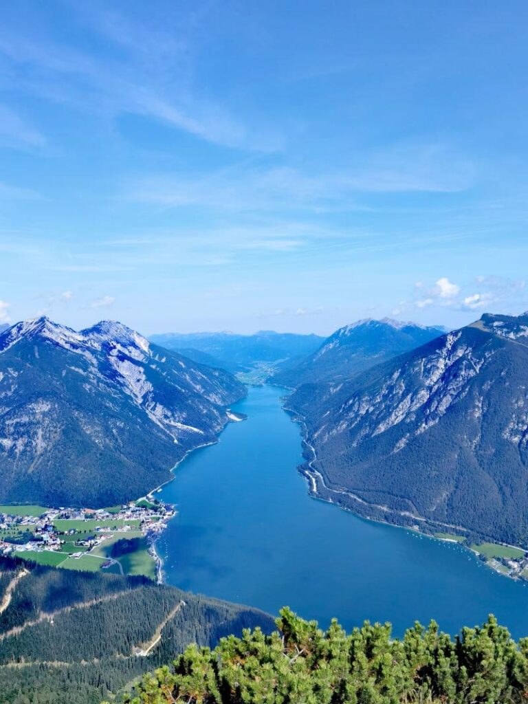 Größter See in Tirol, der Achensee mit dem Karwendel und Rofangebirge